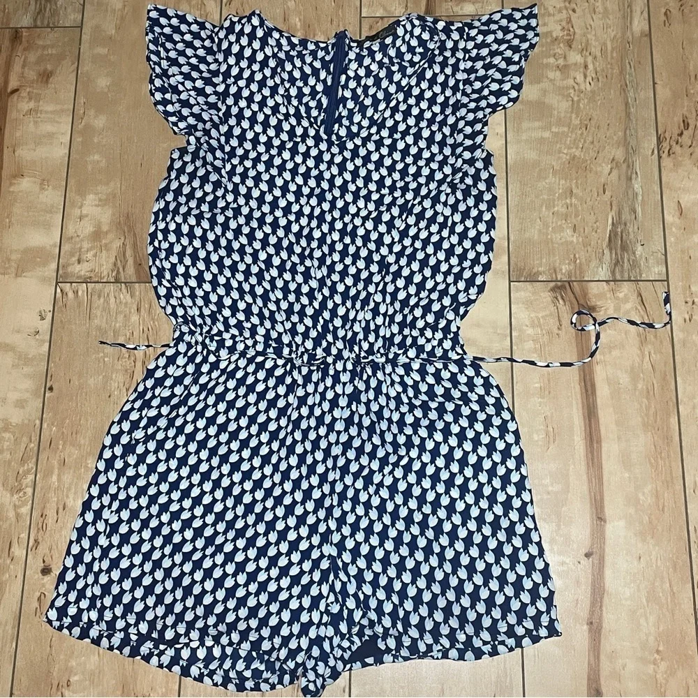 Rose & Olive - floral v-neck shorts romper - women’s size small - blue white‎